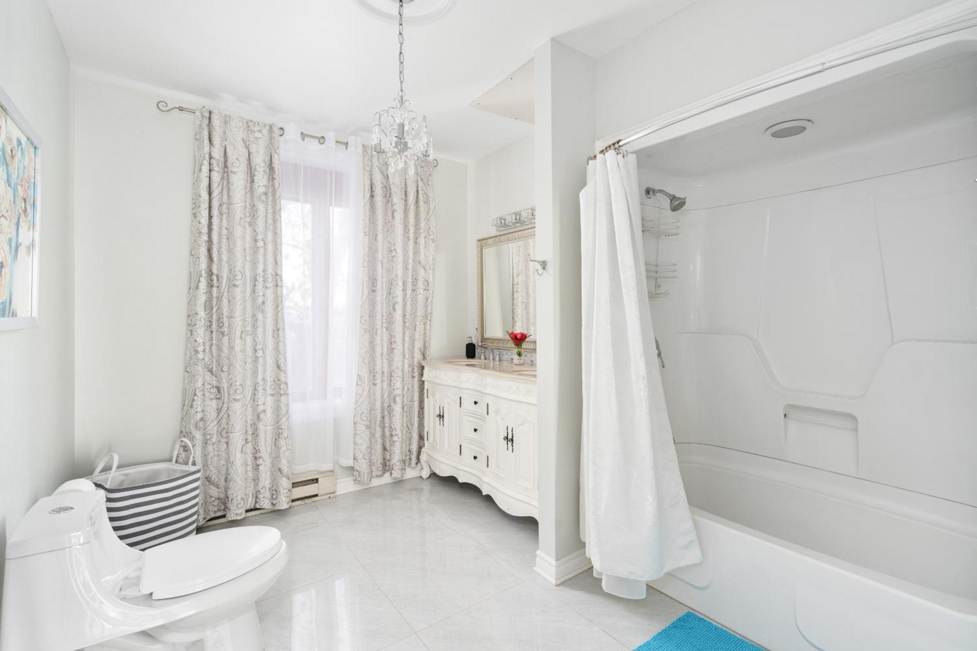 מונטריאול Centennial 6-Bedroom Waterfront Palace Sleeps 14 מראה חיצוני תמונה