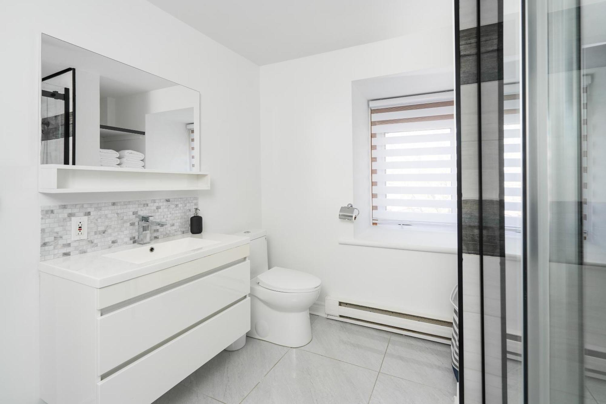 מונטריאול Centennial 6-Bedroom Waterfront Palace Sleeps 14 מראה חיצוני תמונה