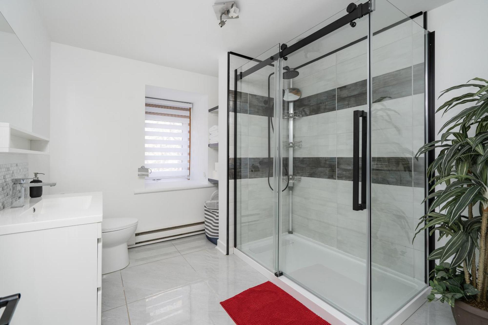 מונטריאול Centennial 6-Bedroom Waterfront Palace Sleeps 14 מראה חיצוני תמונה