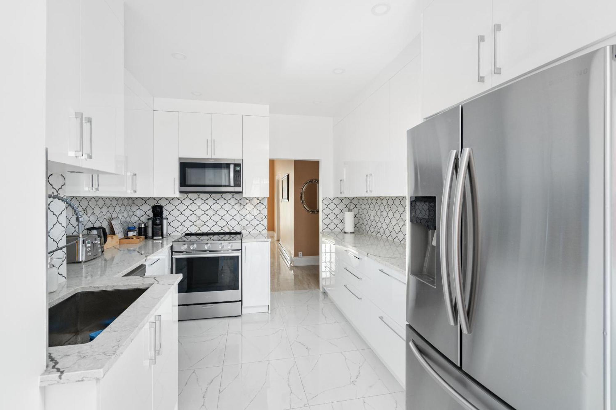 מונטריאול Centennial 6-Bedroom Waterfront Palace Sleeps 14 מראה חיצוני תמונה